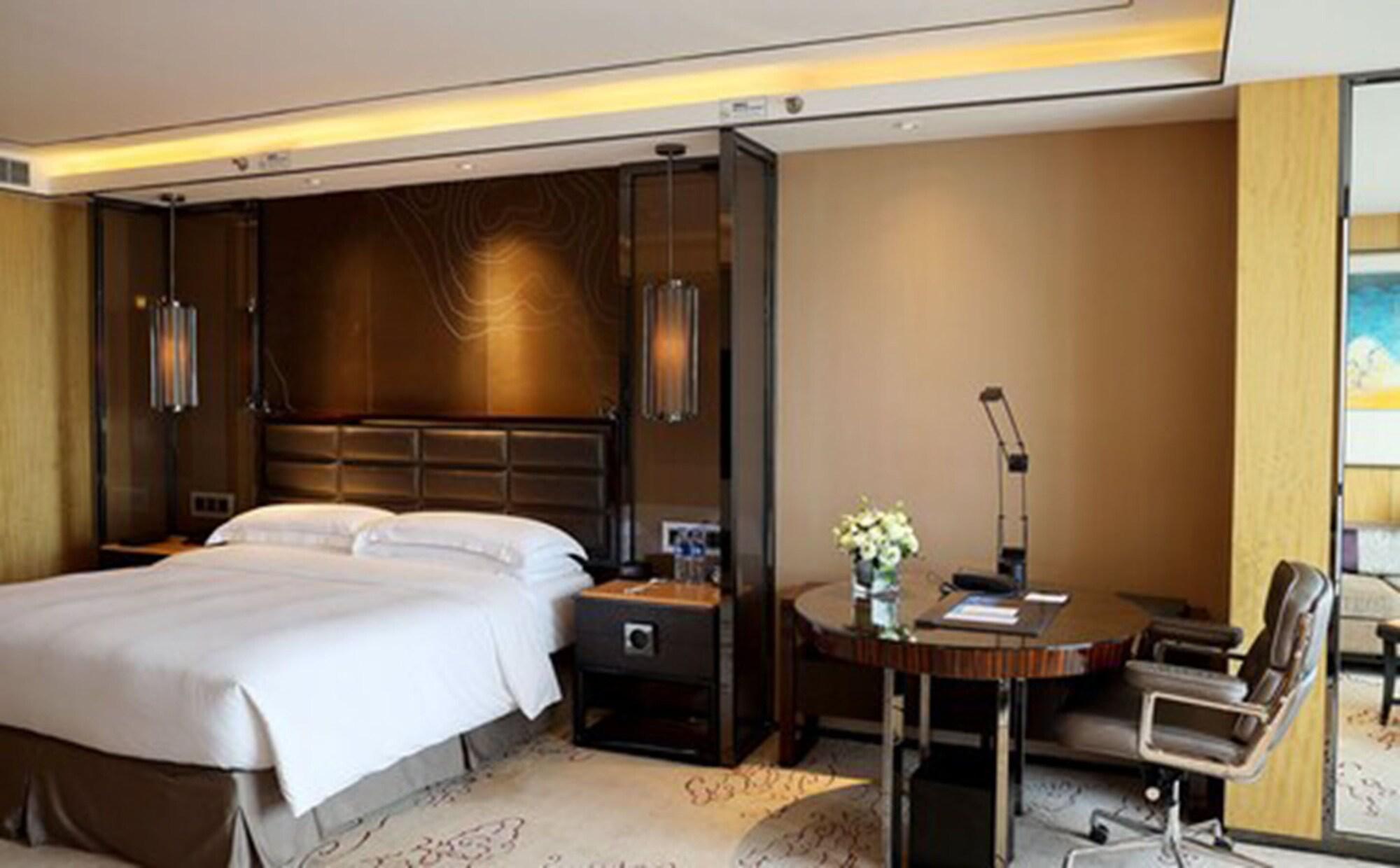 Hilton Zhongshan Downtown Exteriör bild